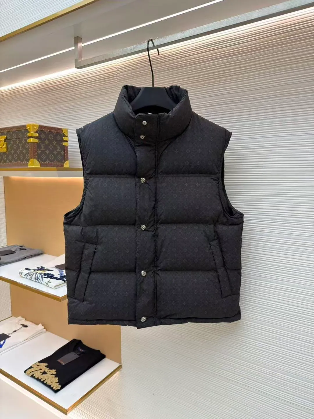 Chrome Hearts dark pattern jacquard down vest ●Item number: 1681103-C65 ●Fabric: nylon fabric ●Technology: jacquard production ●Version: Fitted version ●Weight: about 595 grams ●Size: S-M-L-XL ●Description: The unique dark pattern jacquard process makes the fabric visually present a rich layering and three-dimensional effect, which is both beautiful and fashionable. Use high-quality fabrics, special fabrics that are waterproof, stain-proof and breathable to ensure the practicality and comfort of the clothes. Fine craftsmanship: attention to detail, excellent sewing, even and fine stitches, no skipped stitches or missed stitches, showing superb workmanship. The down filling is full and even, ensuring good warmth retention performance. Filled with 90% white duck down, unique design: Croxin is a brand feature. Its dark pattern design increases the beauty of the clothing. Humanized design: windproof cuffs, adjustable hem and other designs improve the convenience and comfort of wearing. High-quality hardware accessories: Zippers, buttons and other hardware accessories are made of high-quality materials. The surface is smooth and burr-free, making it smooth to use and durable. The overall wiring is straight and delicate, the fabric is comfortable and soft, and the color is consistent without color difference. It can be matched with the same style to create a fashionable look and control various occasions. Customized accessories, complete with three standards, same style for men and women!
